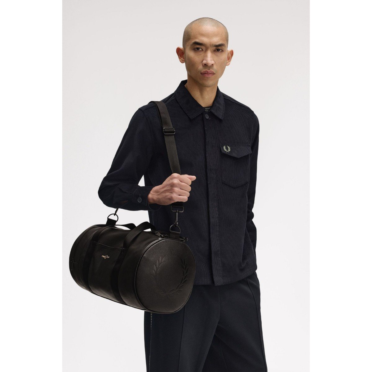 155786-0-fred-perry-l1188-scotchgrain-leather-barrel-unisex-canta-016cfe508dca Fred Perry L1188 Scotchgraın Leather Barrel Unısex Çanta – SİYAH - Görsel 1