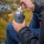 Stanley 10-09382-081 Stanley Klasik Paslanmaz Çelik Yemek Termosu Kaşıklı 0,40lt Koyu Mavi – KOYU MAVİ - Görsel 5